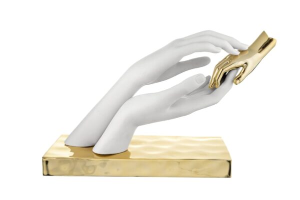 scultura mani con mano bambino