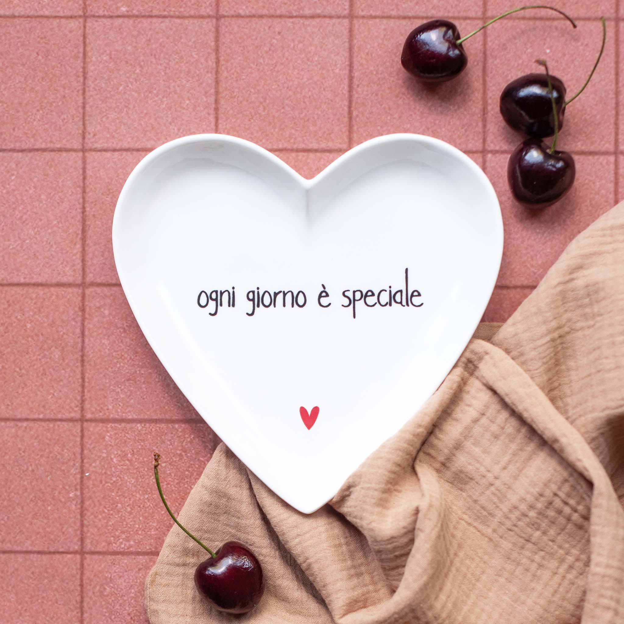 set 2 piatti cuore ''ogni giorno è speciale'' - immagine 2